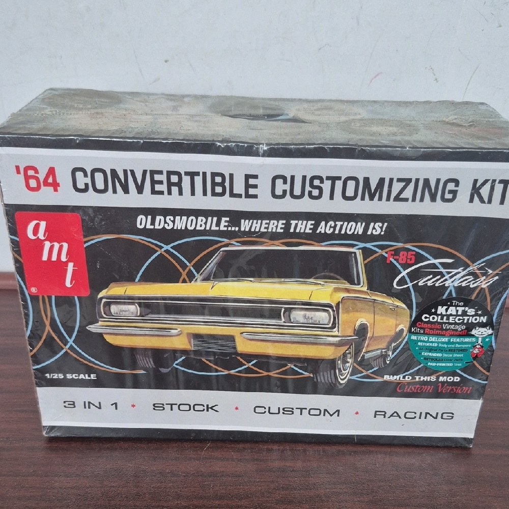 AMT MODEL '64 Convertible Customizing Kit - Yellow .New And Sealed.